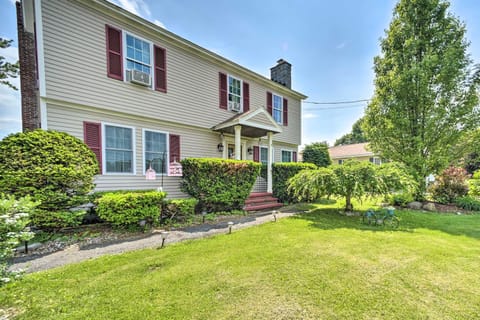 Stylish Suburban Getaway, 10 Miles to Royal Mtn! House in Capital District, NY, USA