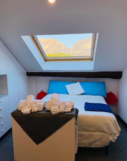 Bed, View (from property/room), View (from property/room), Photo of the whole room, Bedroom, Mountain view, Mountain view, towels