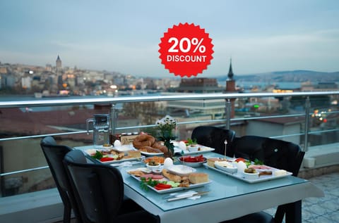 Day, View (from property/room), Balcony/Terrace, Food and drinks, Food, City view, Mountain view, Lunch, Dinner