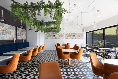 Restaurant/places to eat, Seating area