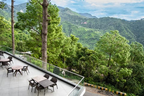 Balcony/Terrace, Mountain view, Street view, Quiet street view