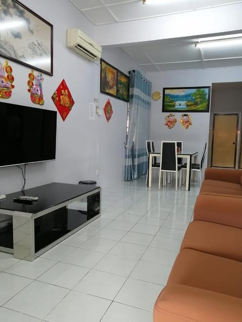 TV and multimedia, Living room, Seating area, Evening entertainment, air conditioner