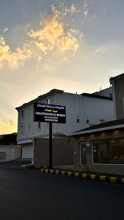 Property building, Facade/entrance, Neighbourhood, On site, Location