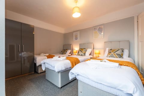 BEST PRICE! Perfect Gunwharf Accommodation - 5 single beds or Kingsize FREE PARKING Apartment in Portsmouth