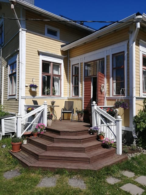 Property building, Patio, Facade/entrance, Garden, Garden view