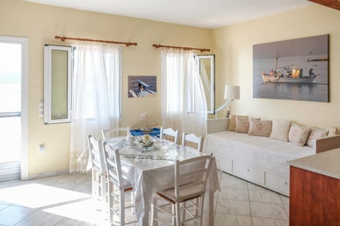 Spring, Bed, Day, Summer, TV and multimedia, Living room, Photo of the whole room, Seating area, Dining area, Autumn, On site, Landmark view, Sea view, Time of day