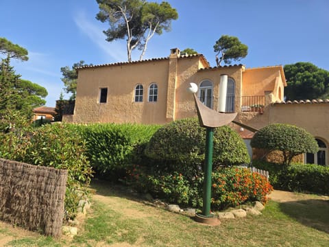 Facade/entrance, Garden