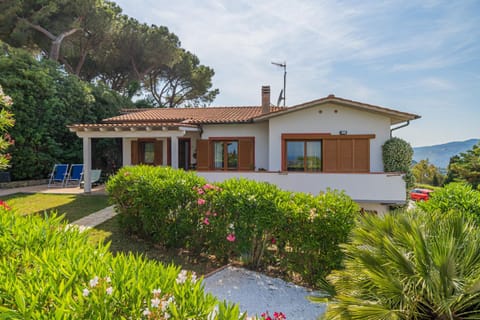 Apartment in villa 2 to 4 persons with large private garden Sole Apartment in Capoliveri