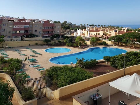 Property building, Garden, Swimming pool, sunbed