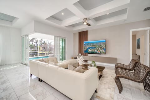 2017 built waterfront home with heated pool, hot tub and two master suites House in Marco Island