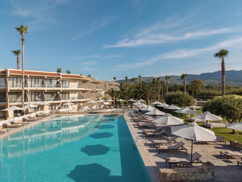 Property building, Swimming pool, sunbed