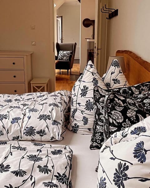 Bed, Living room, Photo of the whole room