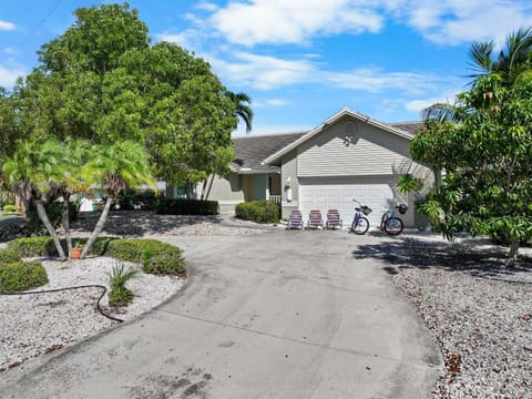 Waterfront home in Olde Marco with pool/kayaks House in Marco Island