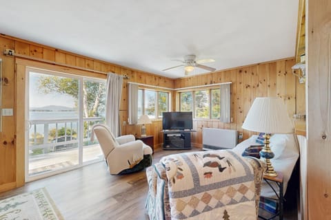Lakeshore Lovely House in Moosehead Lake