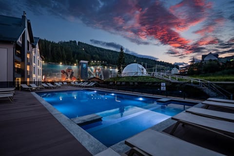 Property building, Nearby landmark, Day, Natural landscape, Mountain view, Pool view, Swimming pool, Sunrise, Sunset, sunbed