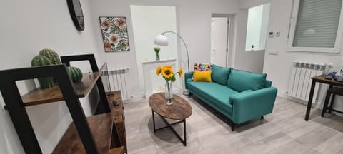Living room, Seating area, internet