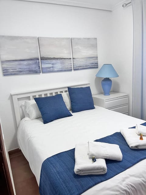 Bed, Photo of the whole room, towels