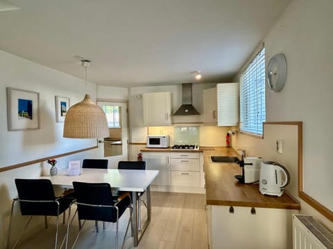 Coffee/tea facilities, Kitchen or kitchenette, Dining area, stove