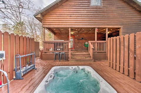 Hot Tub Little Bears Pond Broken Bow Cabin Cabin in Broken Bow