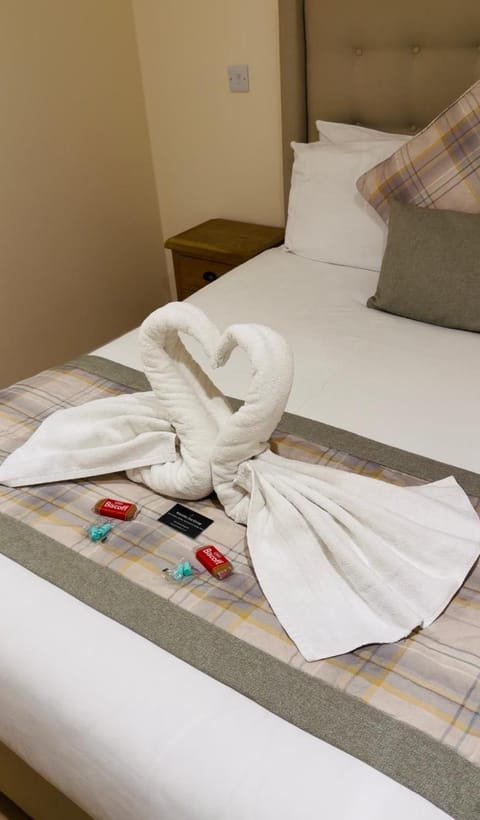 Bed, Bedroom, towels