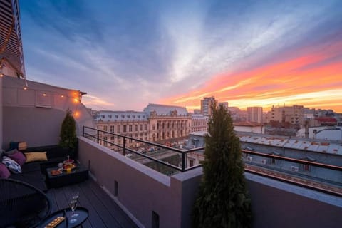 Neighbourhood, Balcony/Terrace, Street view, Sunrise, Sunset