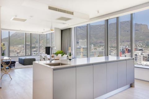 TV and multimedia, Dining area, City view, Mountain view