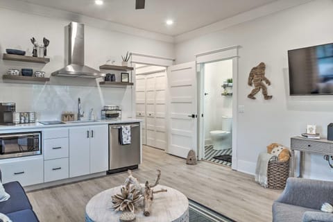 Airy Bentonville Studio Less Than 1 Mile to City Square! Apartment in Rogers