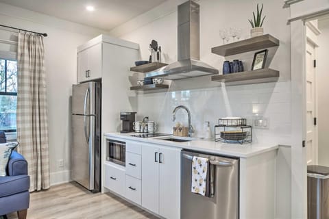 Airy Bentonville Studio Less Than 1 Mile to City Square! Apartment in Rogers