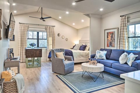 Airy Bentonville Studio Less Than 1 Mile to City Square! Apartment in Rogers