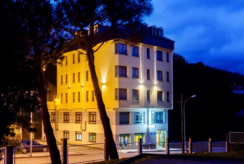 Restaurant/places to eat, Facade/entrance