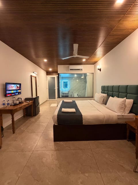 Bathroom, TV and multimedia, Bedroom