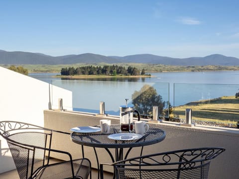 Natural landscape, Balcony/Terrace, Seating area, Lake view, Mountain view