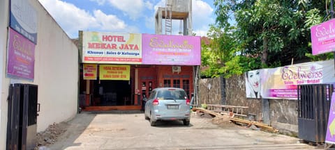 Property building, Facade/entrance, Breakfast