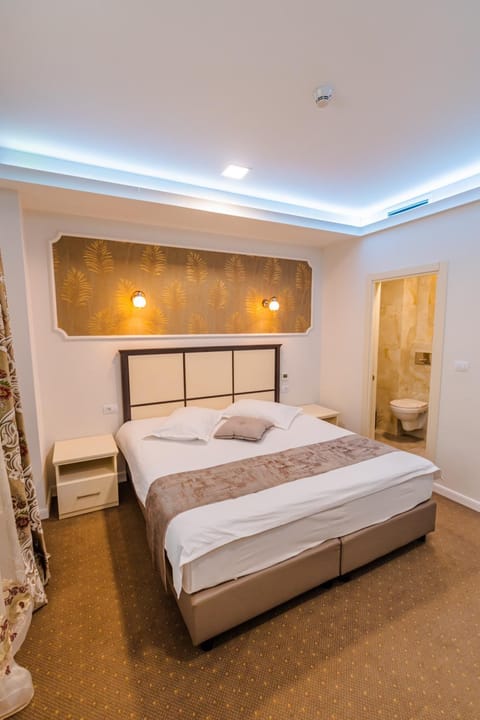 Bed, Photo of the whole room, Lake view