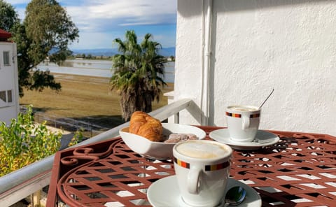 Patio, Day, Natural landscape, View (from property/room), Balcony/Terrace, Food and drinks, Food