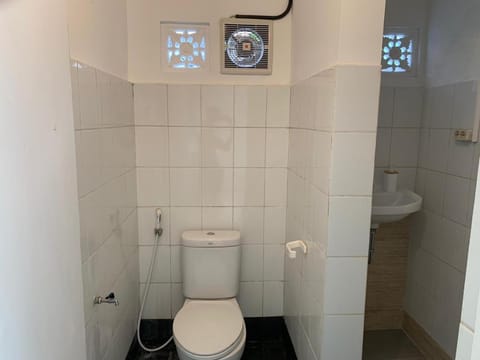 NIKINIKO Beach House by Lolavillas - 100mts to the beach Bed and Breakfast in North Kuta