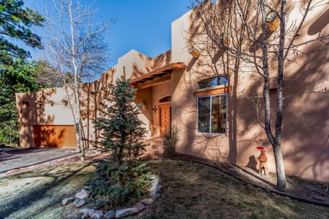 Property building, Facade/entrance, Natural landscape, Garden, Parking