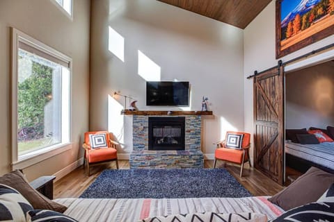 Newly built Modern Chalet Duplex - 1 House in Mount Hood Village