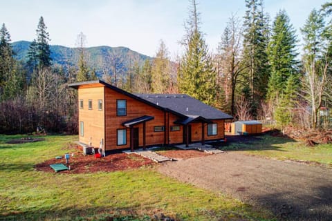 Newly built Modern Chalet Duplex - 2 House in Mount Hood Village