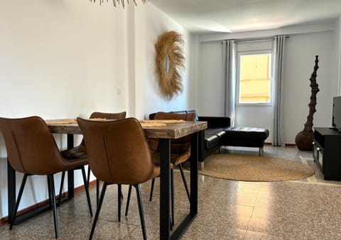 Communal lounge/ TV room, TV and multimedia, Living room, Dining area, internet