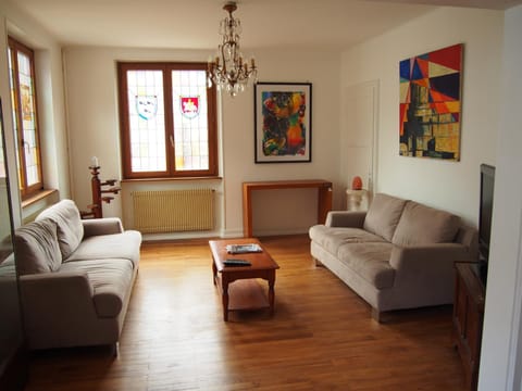 Living room, Photo of the whole room, Decorative detail, Seating area, Street view, Quiet street view
