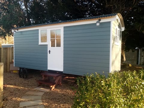 Yew Tree View Luxury Shepherd's Hut Apartment in North Dorset District