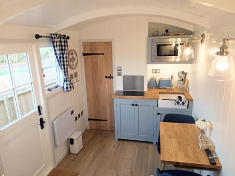 Yew Tree View Luxury Shepherd's Hut Apartment in North Dorset District