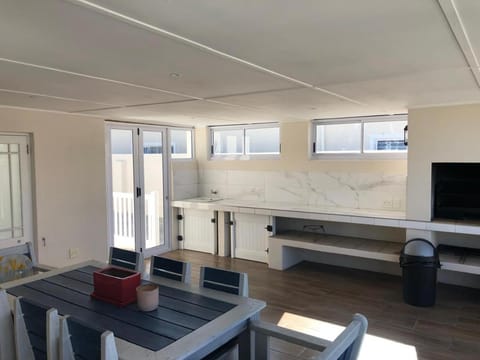 147 Abalone-Inn House in Hermanus