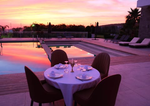Restaurant/places to eat, Pool view, Swimming pool, Dinner