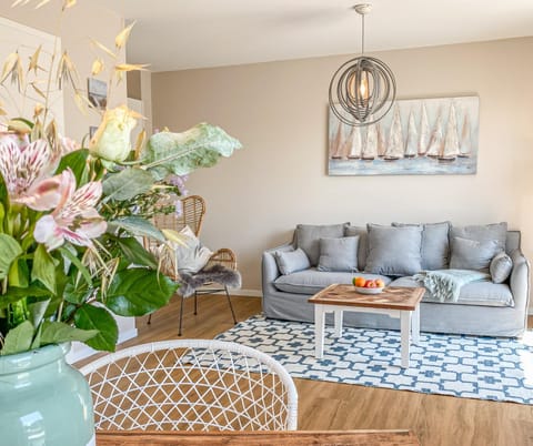 Living room, Photo of the whole room, Decorative detail, Seating area