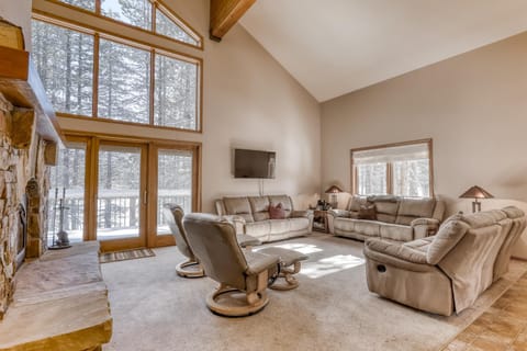 Four Seasons Lakeside House in Serene Lakes