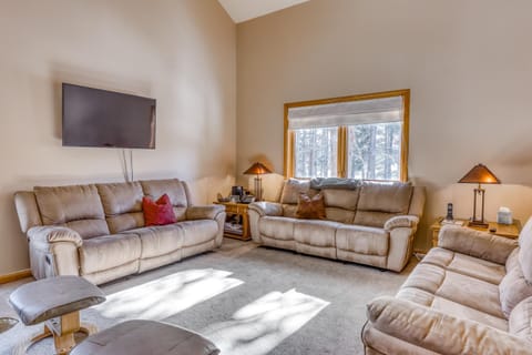 Four Seasons Lakeside House in Serene Lakes