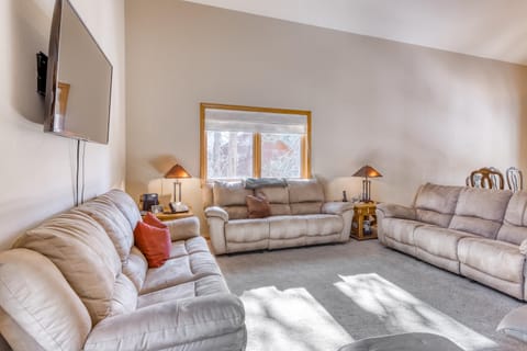 Four Seasons Lakeside House in Serene Lakes