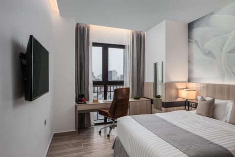 Shower, Toilet, Bed, Bathroom, Coffee/tea facilities, Photo of the whole room, Bedroom, City view, internet, towels, wardrobe
